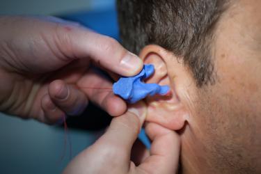 Phonak 3D štampana ljuštura slušnog aparata tokom prilagođavanja